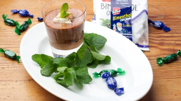 A crazy way of cooking Chocolate mousse with mint flavor from candies