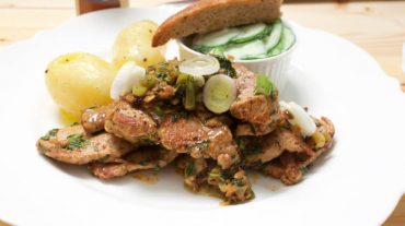 Gyros pan with onions and zazicki. Recipe picture by Thomas Sixt.
