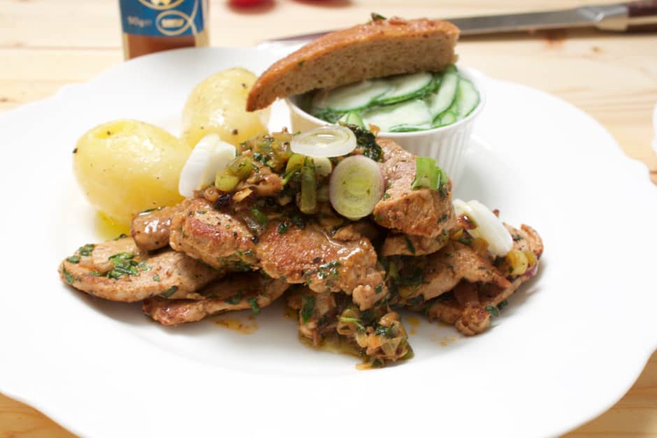 Gyros pan with onions and zazicki. Recipe picture by Thomas Sixt.