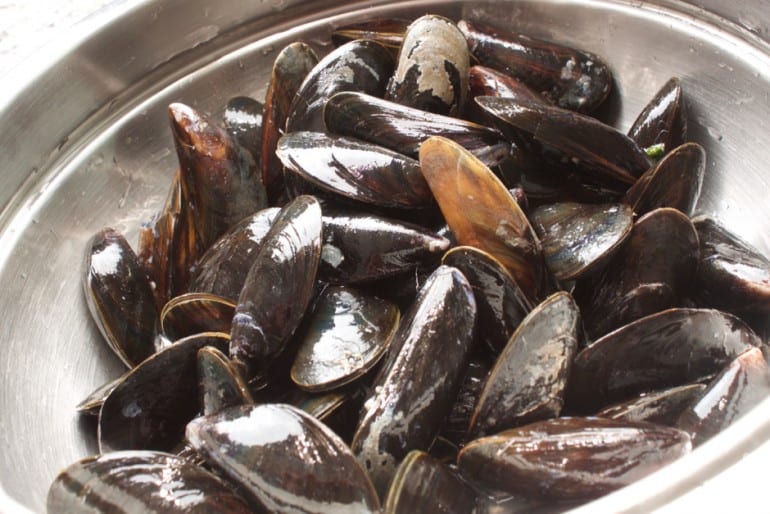Clean the mussels, please use plenty of cold water.