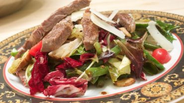 Salad with Beef: Recipe with Video for colorful Leaf Salad with Beef Strips
