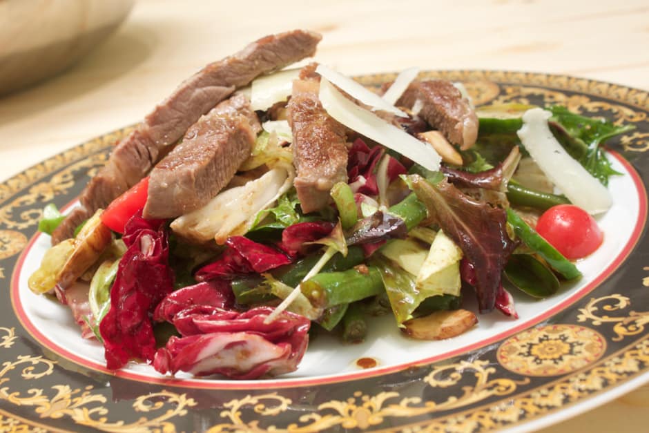 Salad with Beef: Recipe with Video for colorful Leaf Salad with Beef Strips