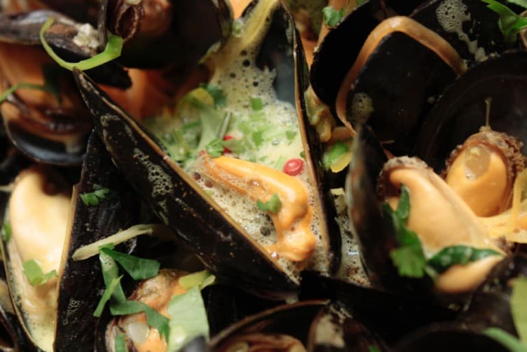 mussels with curry asian