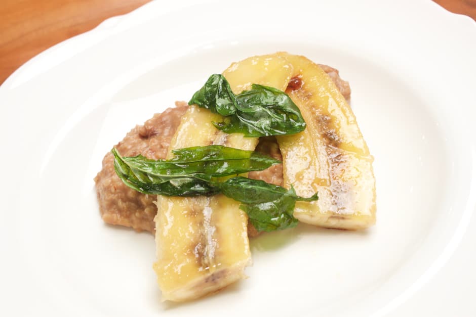 Porridge with caramelized banana and crispy basil Food picture and recipe (c) Thomas Sixt.