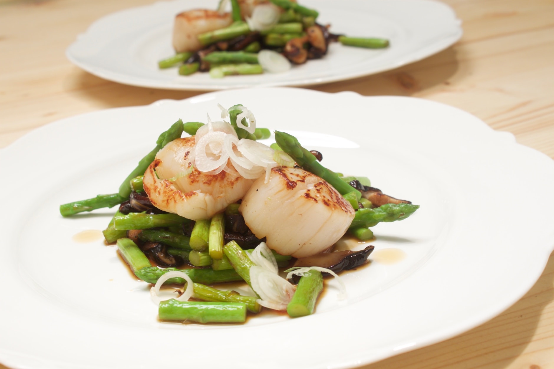 Scallops starter with asparagus