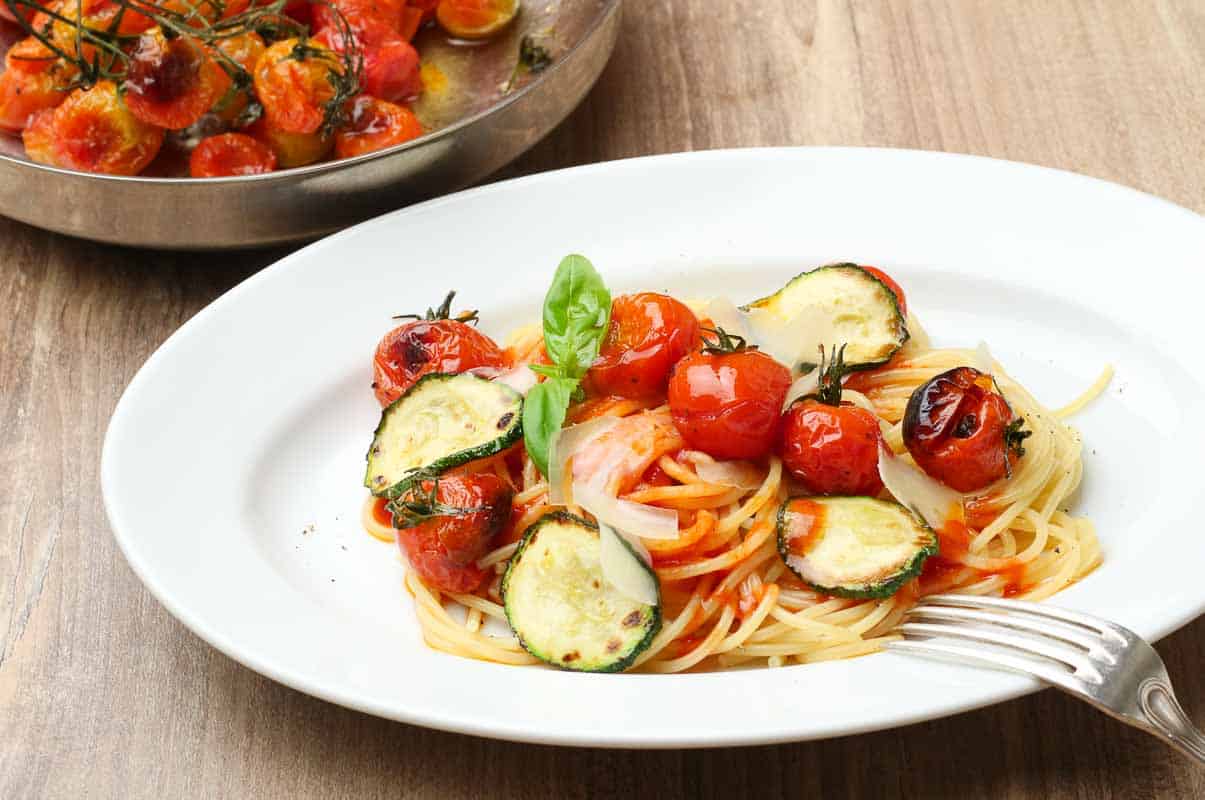 nice on a plate: spaghetti with tomato sauce