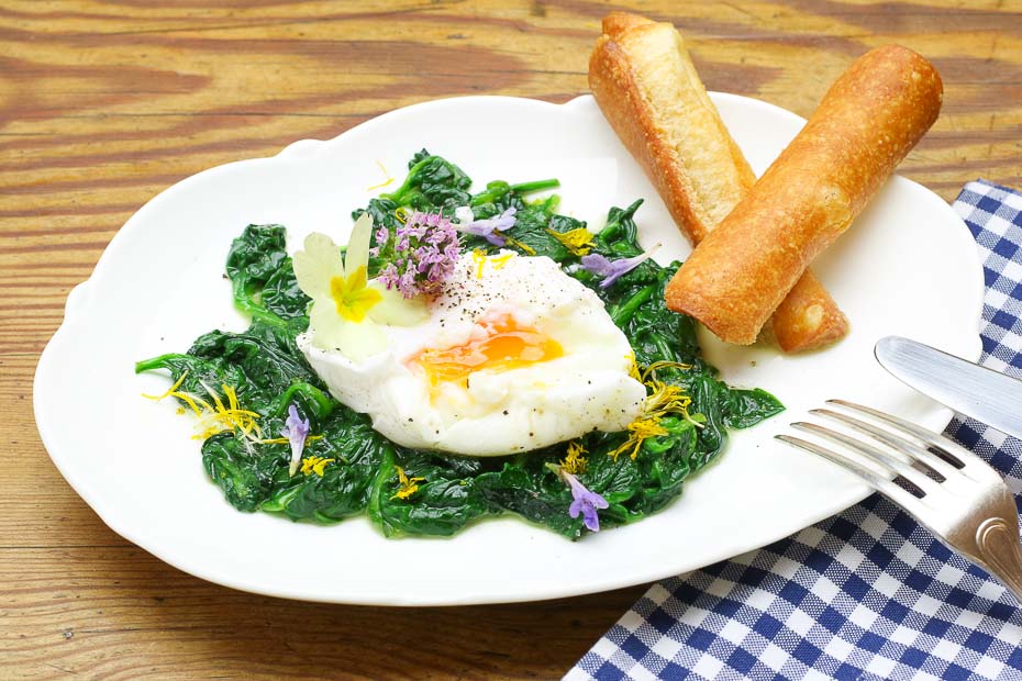 Poached egg on spinach and wild herbs, an ideal recipe for Easter.
