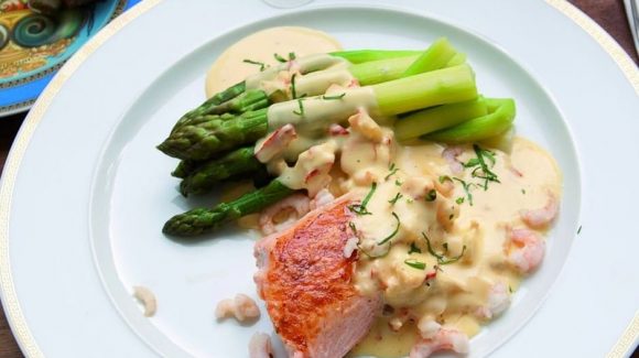 sauce-hollandaise-recipe-picture-with salmon-and-asparagus
