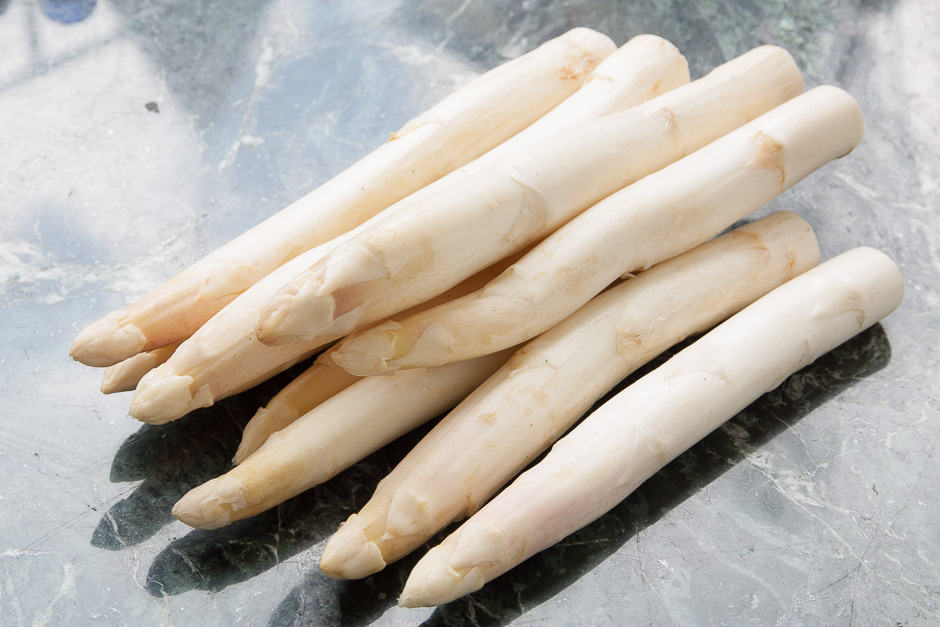 Asparagus has long been considered an erotic vegetable. It is essential to buy and prepare the asparagus fresh, cooked soft asparagus does not look good in the love menu.