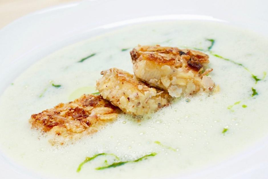 Wild garlic cream soup served as wild garlic foam soup. Mixing with cold butter creates an airy and pleasant taste experience.