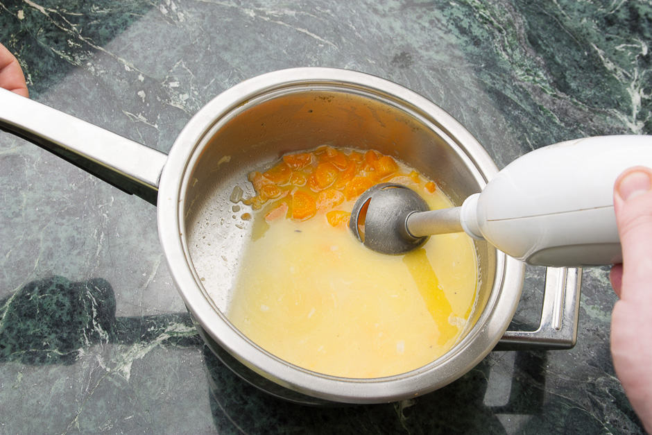 mix the carrot soup after approx. 20 minutes of cooking time with a hand blender