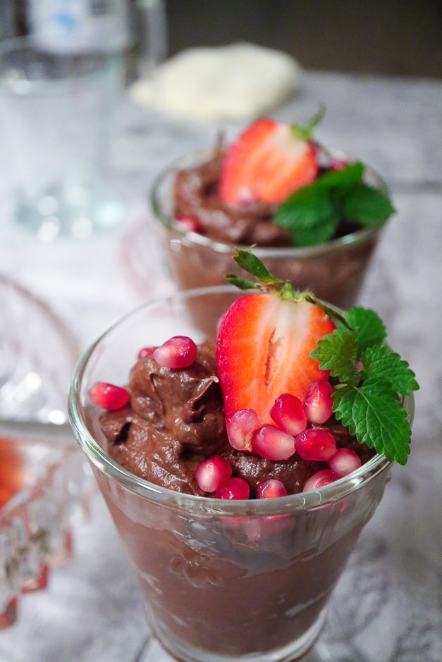 Deliciously preparing chocolate mousse is also possible vegan, without cream and without tofu.