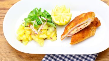Cordon bleu with potato salad and lamb's lettuce