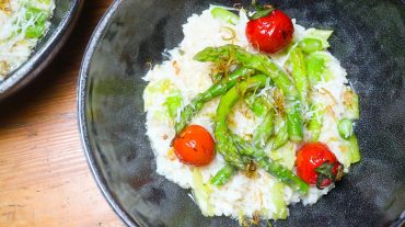 Asparagus risotto with green asparagus and tomatoes