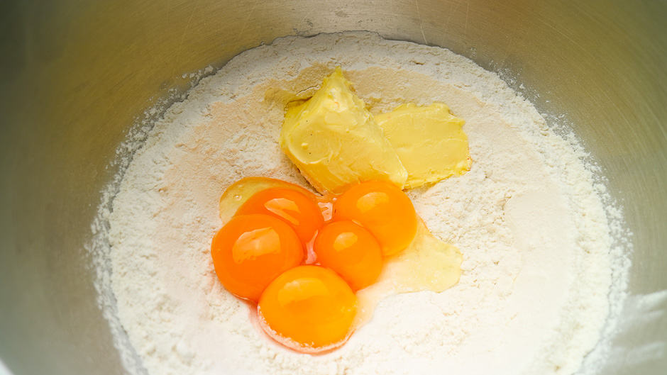 Mix the yeast dough ingredients and prepare a smooth yeast dough for Berliner PFannkochen.