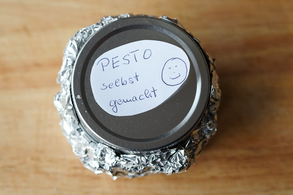 Pesto glass wrapped in aluminum foil, make pesto durable.