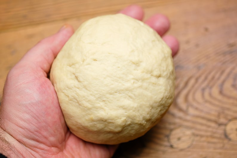 Ball-shaped yeast dough for pizza