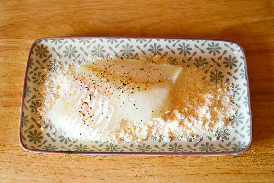 Turn the cod fillet in flour, season beforehand.