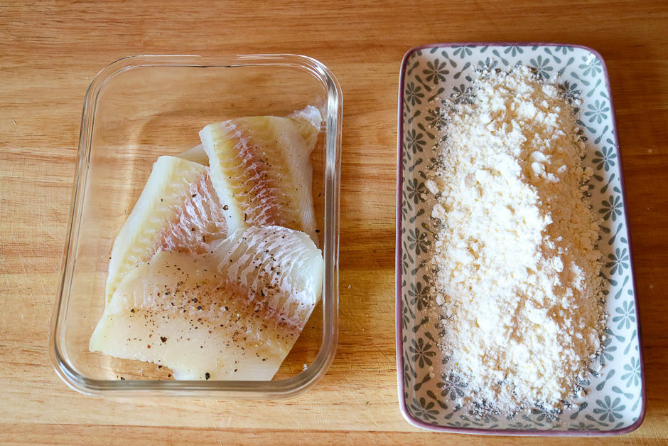 Prepare cod for frying, prepare fish and flour.