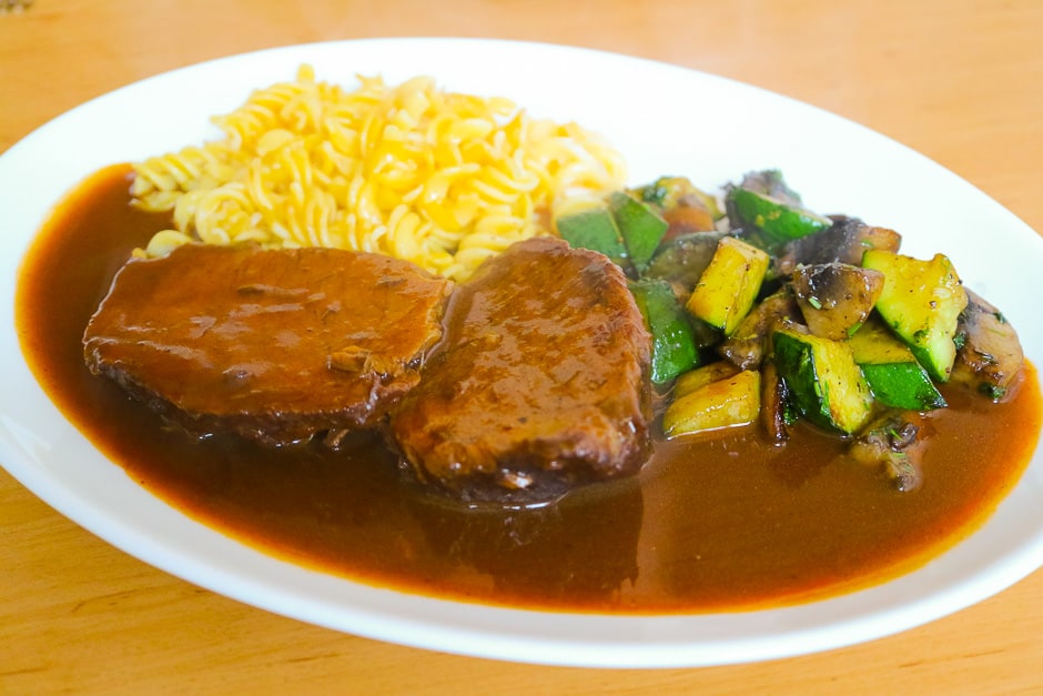 Roast beef braised with side dishes and sauce.