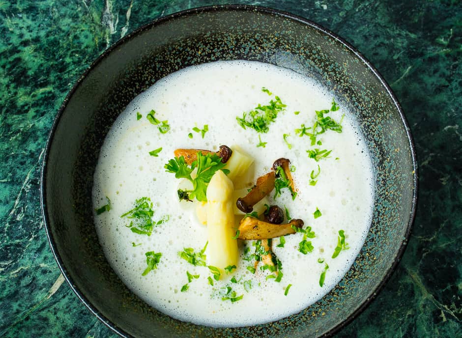 Asparagus soup with asparagus and herb mushrooms