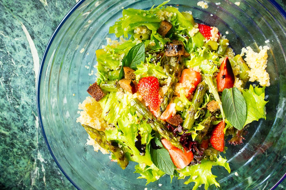 Couscous with mint, asparagus and strawberries, refreshing salad