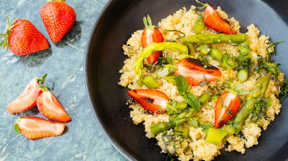 Salad with quinoa, asparagus and strawberries