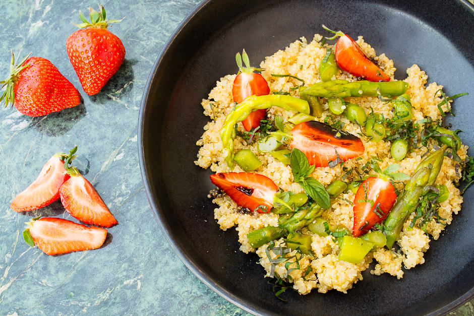 Salad with quinoa, asparagus and strawberries