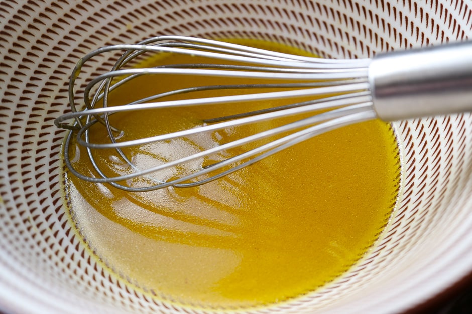 Mix the orange juice dressing with the whisk.