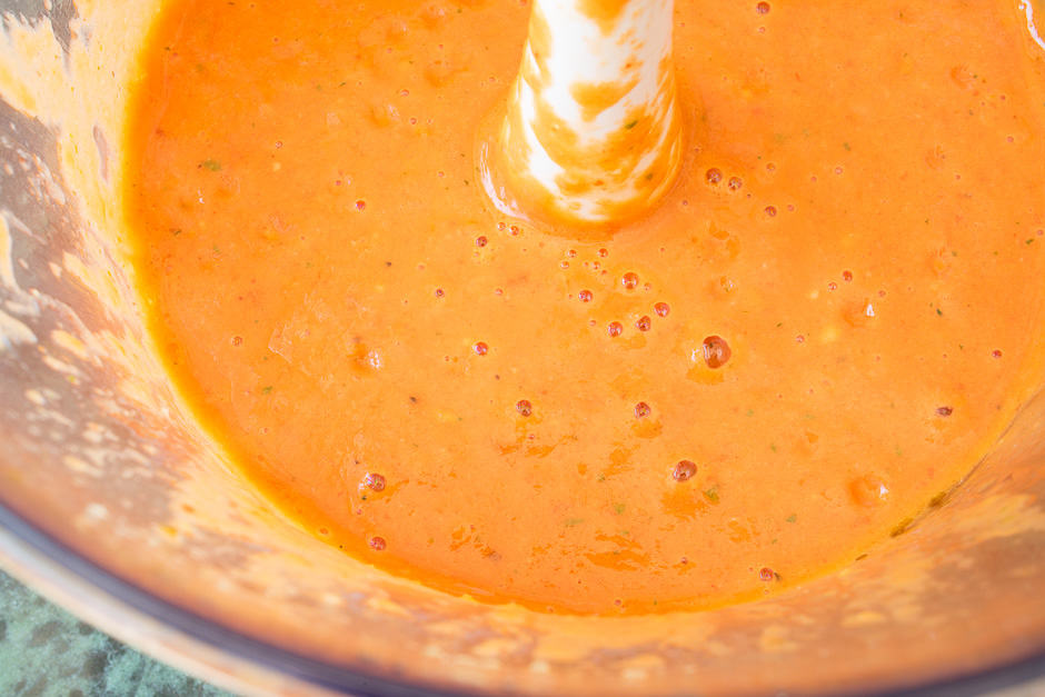Finely mixed tomato sauce.