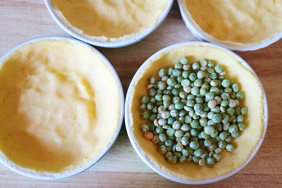 Bake the dough with peas blind