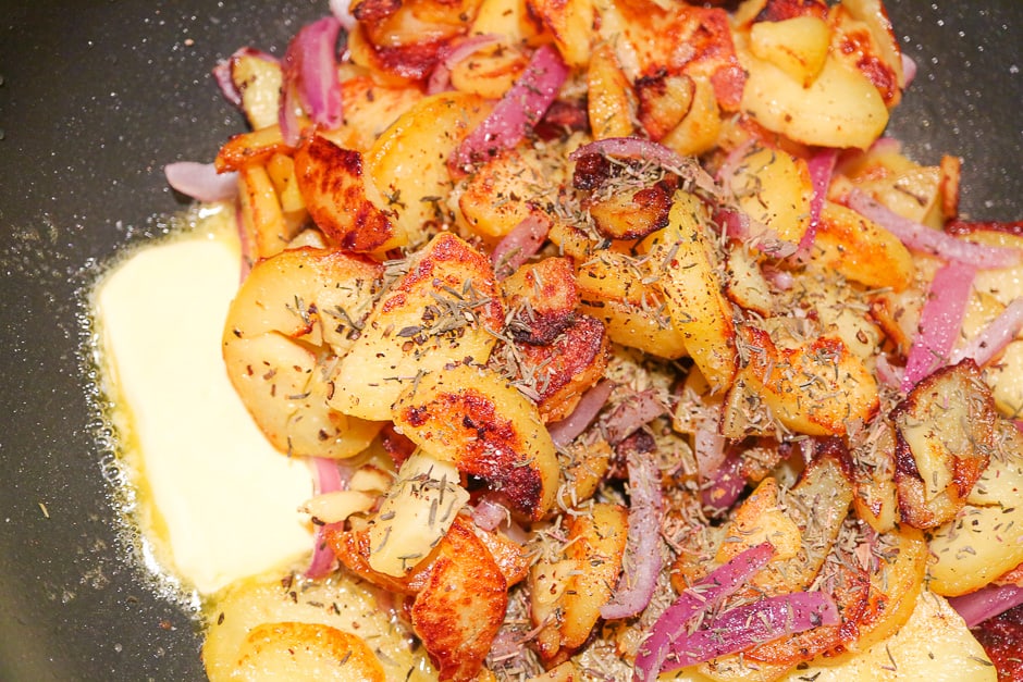 Finish the fried potatoes with herbs and spices as well as with butter.