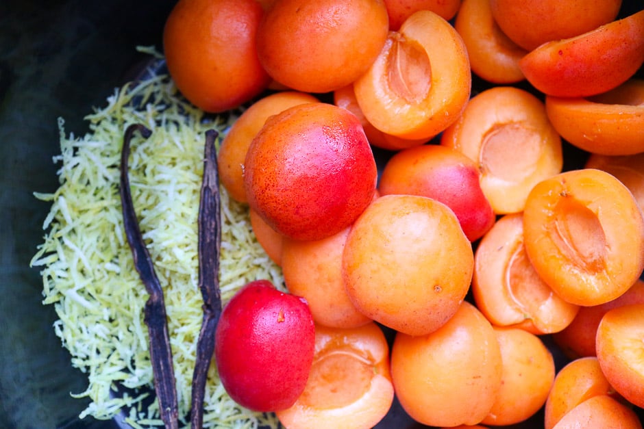 Apricots with lemon zest and vanilla pod