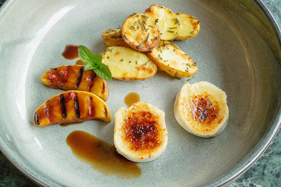 Goat cheese with baked potatoes and glazed apple wedges