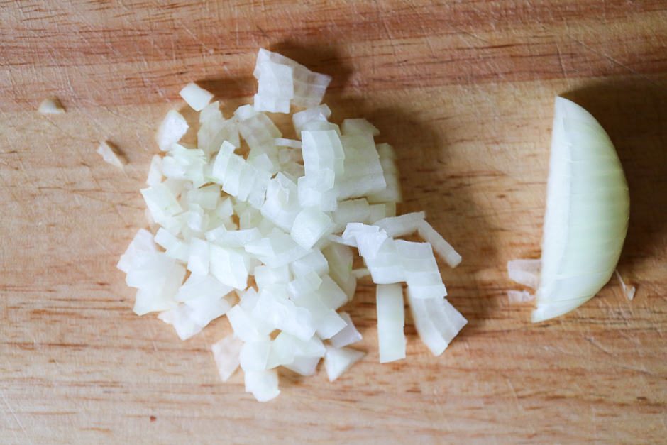 Cut the onion into fine cubes.