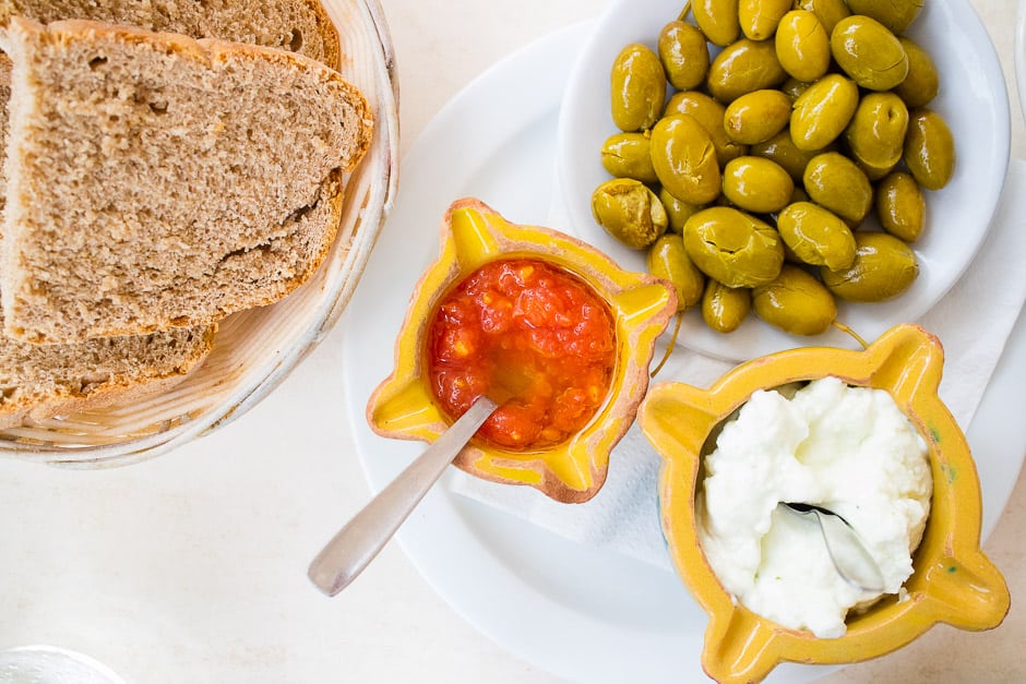 Aioli, rollado, olives and bread