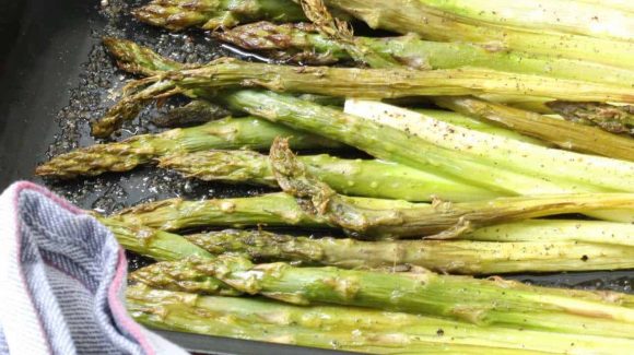 Grilled green asparagus