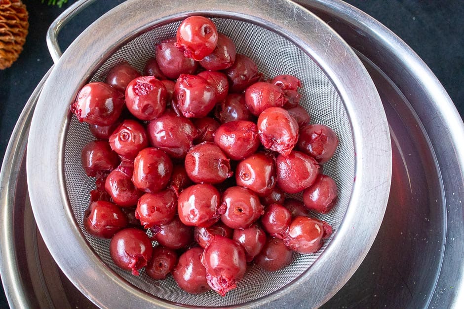 Put the cherries on a sieve