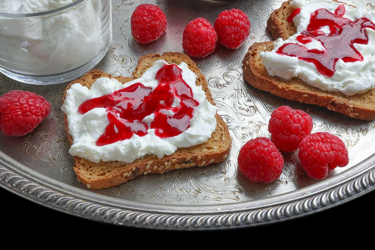 Raspberry jam on the bread with cottage cheese