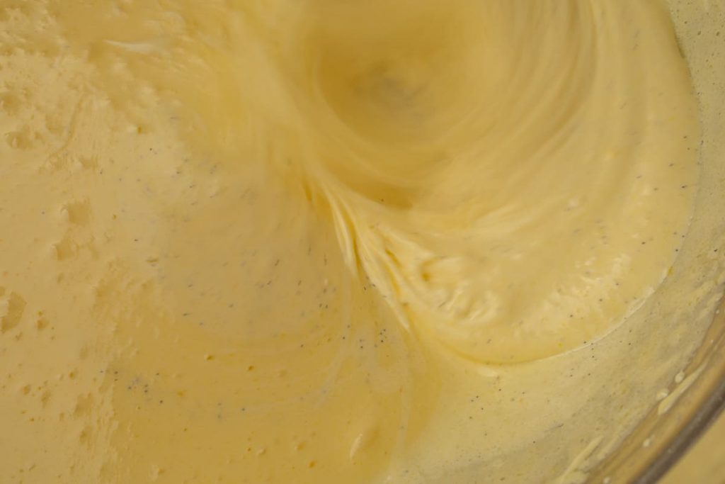 Mix the egg yolk, sugar and vanilla until frothy