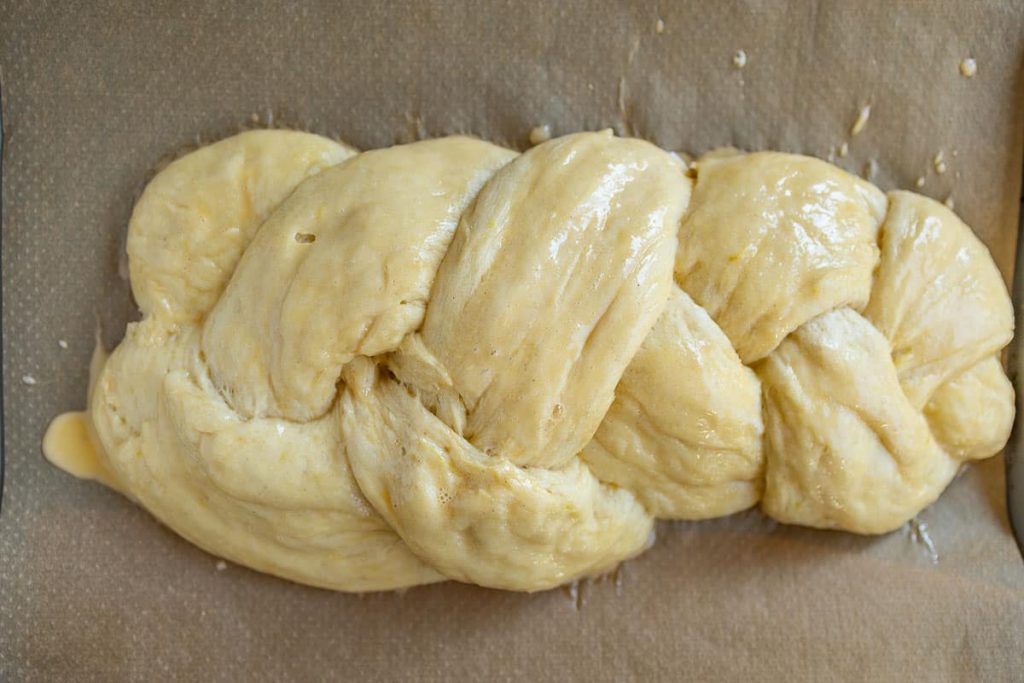 Spread the yeast plait with egg yolk before baking