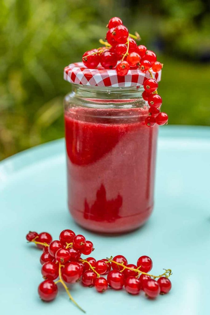 Currant spread in a glass