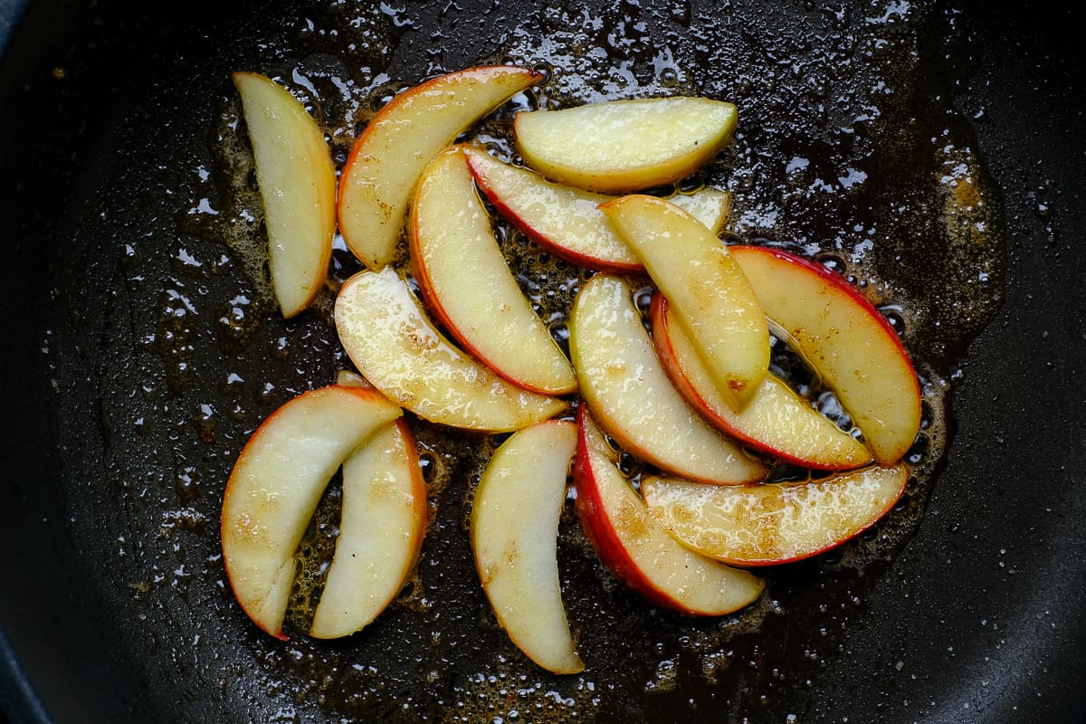Apple pieces in the pan