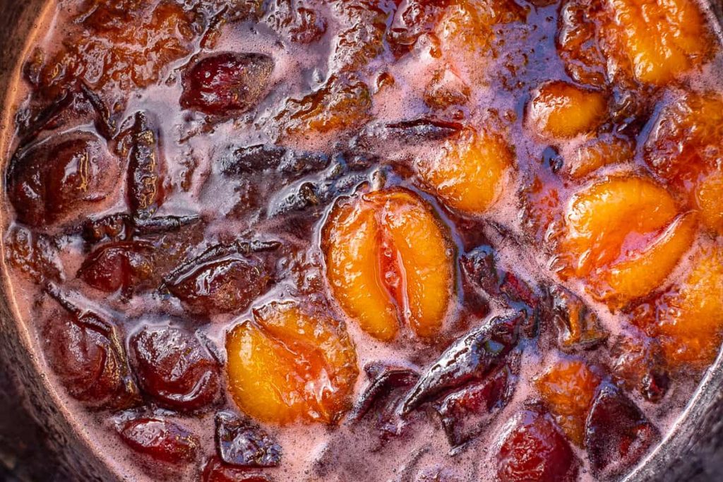 Cook the plum jam