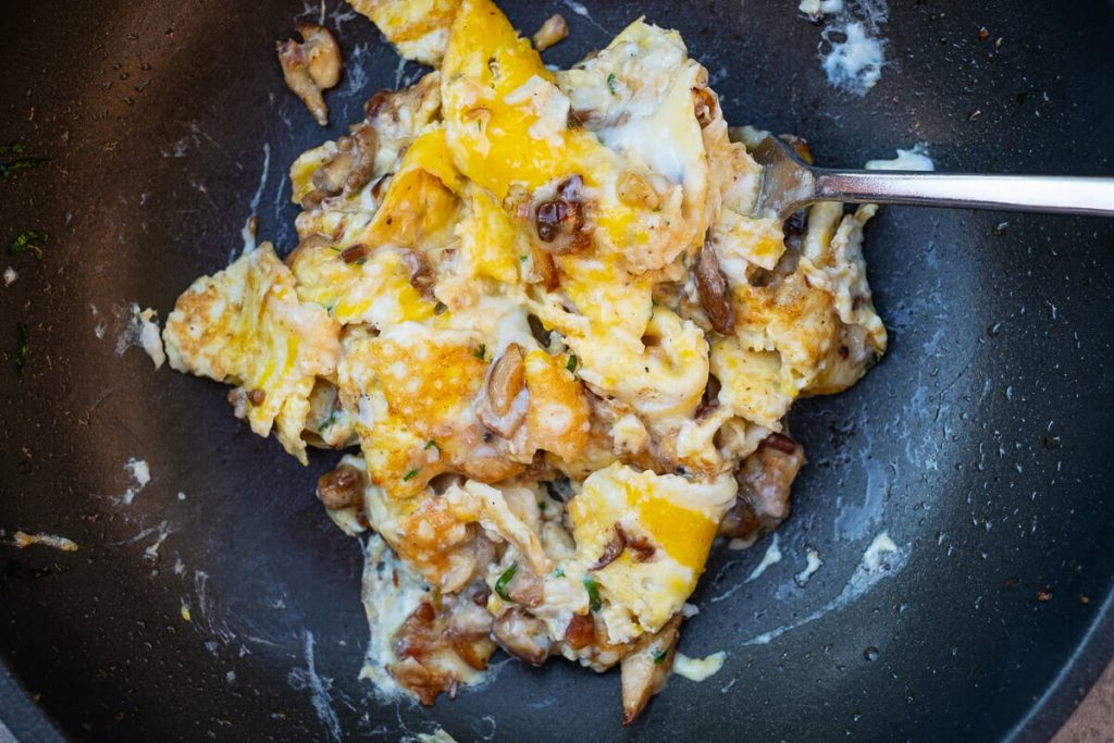 Scrambled eggs ready pan
