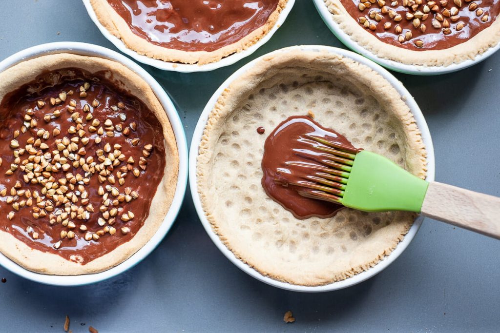 Brush the tartlets with chocolate