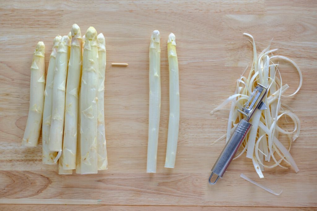 Peel the asparagus white