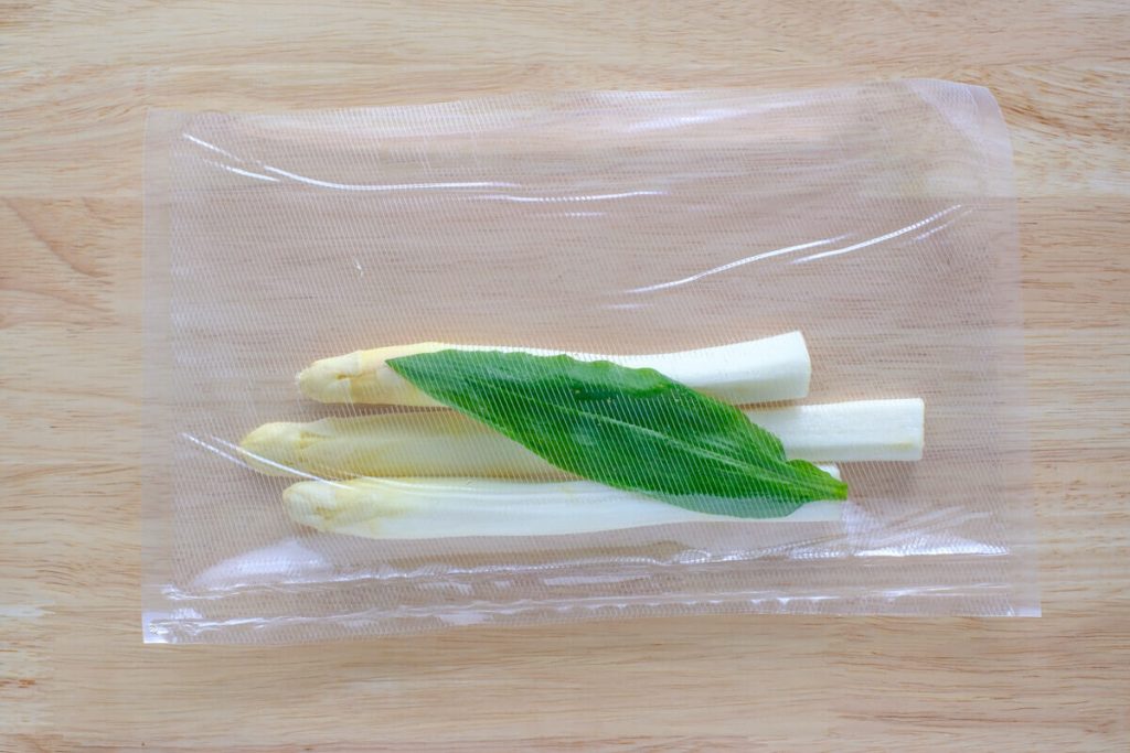 Asparagus with herbs in the bag