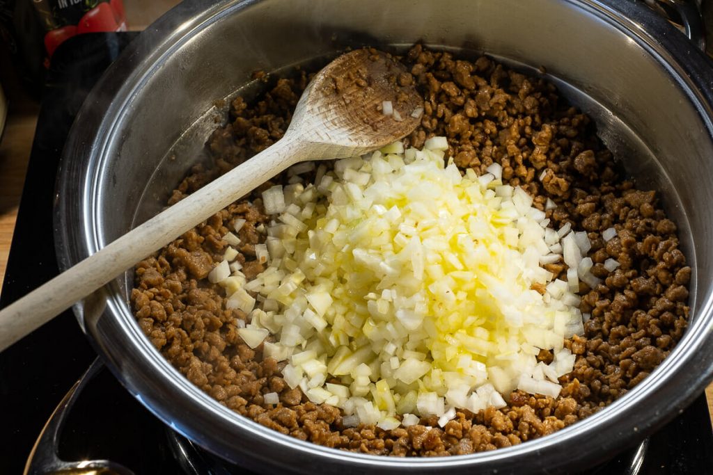 Minced meat and onions in the pan