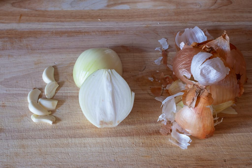 Peel the onion and garlic